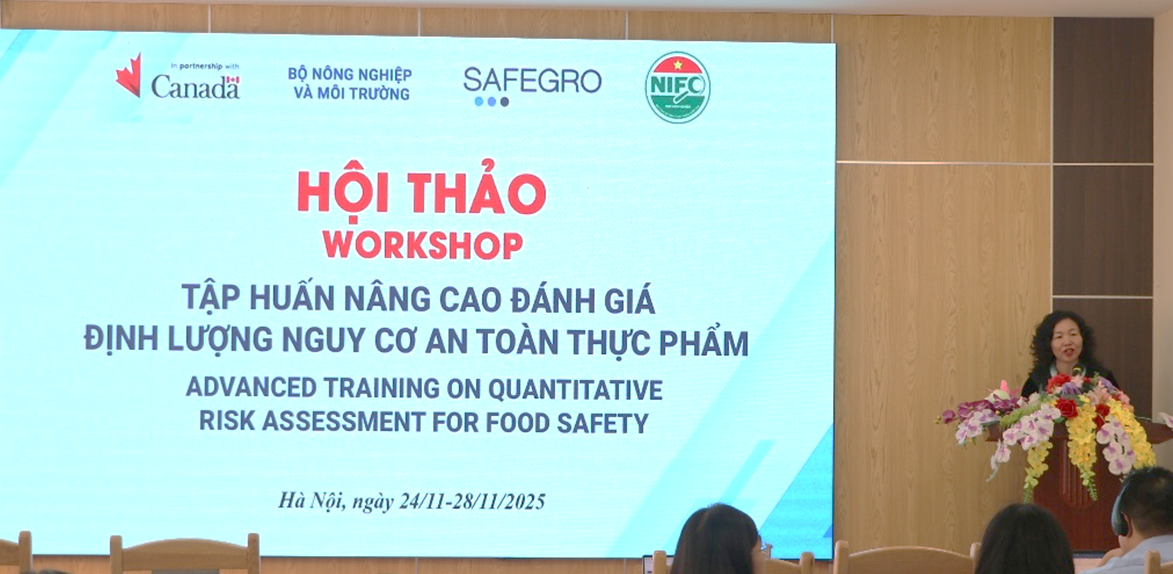 Assoc. Prof. Tran Thi Dinh gave the opening speech of the class